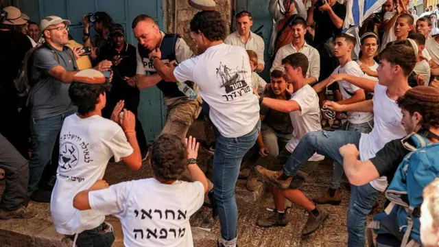 متطرفون يهود في القدس هاجموا صحفيين إسرائيليين وفلسطينيين أثناء مسيرتهم في القدس