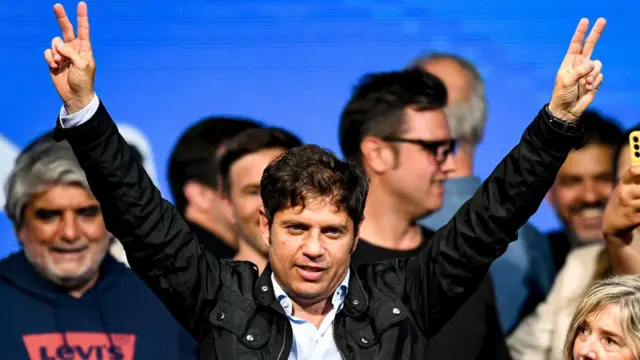 Axel Kicillof acenando para pessoas em evento político