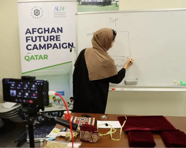 د امریکایی پوهنتونونو یو شمیر زده کونکي آنلاین زده کړې کوي.