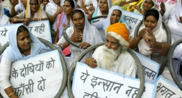 1984 ਦੇ ਸਿੱਖ ਕਤਲੇਆਮ ਮਾਮਲੇ 'ਚ ਨਿਆਂ ਦੀ ਮੰਗ ਕਰਦੇ ਲੋਕ