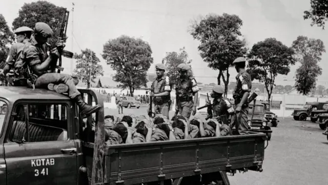 Para prajurit bersenjata mengangkut para terduga anggota Pemuda Rakyat, pada 10 Oktober 1965, dua hari sebelum diumumkannya penangkapan Letkol Untung.