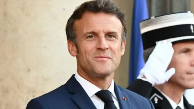 રશ્દી પરના હુમલા અંગે ફ્રાન્સના રાષ્ટ્રપતિ ઇમેનુએલ મેક્રોંએ પણ નિવેદન આપ્યું હતું