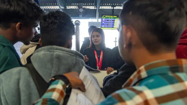 नेपाली श्रमिक काठमाण्डू विमानस्थालमा