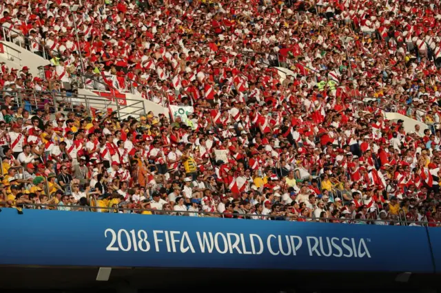 No hay dudas qué país tiene mayoría en la gradas.