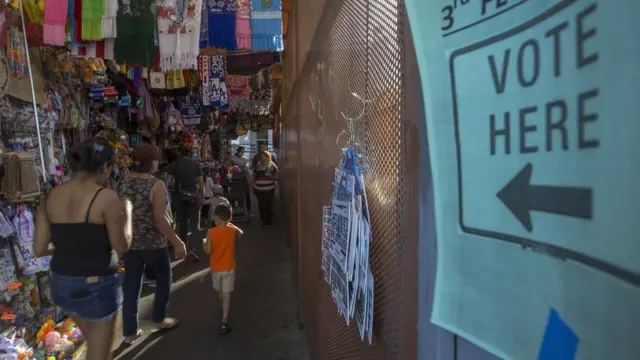 Un cartel en un centro electoral en California.