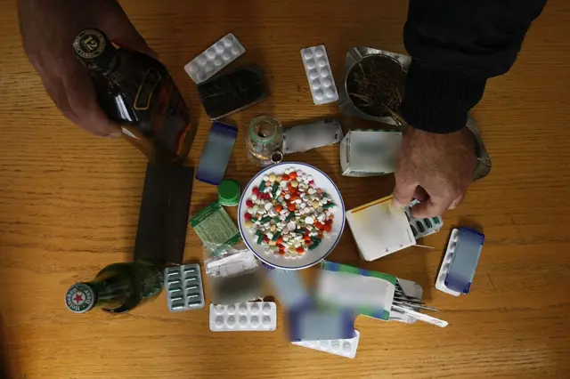 О﻿куучу кандайдыр бир шектүү дарыларды пайдаланып, жыттап же алып жүрсө ага кылдат мамиле кылып, дароо байкоого алып, дарыгерге кайрылыңыз