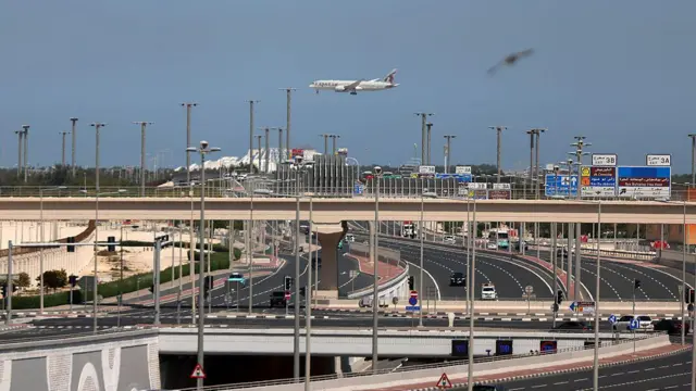 Avião decolando do Aeroporto Internacional de Hamad em Doha, no Catar