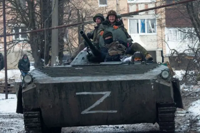 Согуштун башында орус армиясы жана ДНР менен ЛНРдин куралдуу түзүмдөрү Украинага терең жиреп киришип, классикалык "чагылгандай тез согушту" жүргүзүүгө аракет кылышкан
