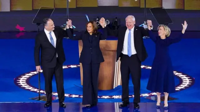 Kamala Harris e seu marido Doug Emhoffpopok vbetmãos dadas com Tim Walz, governadorpopok vbetMinnesota e candidato a vice-presidente pelo Partido Democrata, epopok vbetesposa Gwen Walz, durante a Convenção Nacional Democrata 