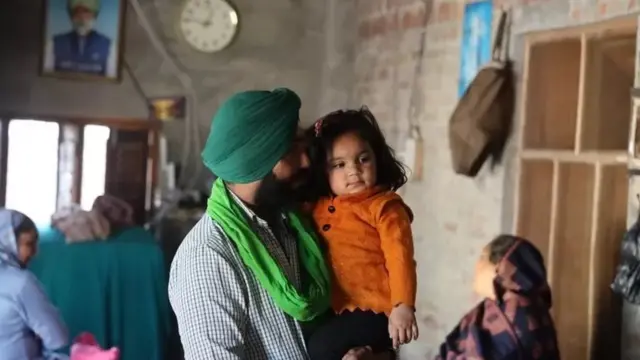 ਨਛੱਤਰ ਸਿੰਘ ਦੇ ਪੁੱਤਰ ਜਗਦੀਪ ਸਿੰਘ ਆਖਦੇ ਹਨ ਕਿ ਸਰਕਾਰ ਅੰਨ੍ਹੀ,ਬਹਿਰੀ ਤੇ ਗੂੰਗੀ ਹੈ