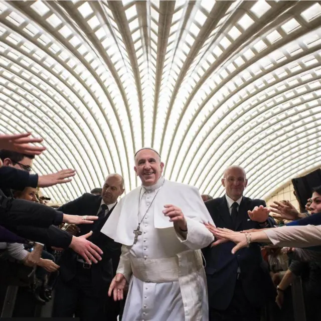 Папа Франциск в толпе верующих 