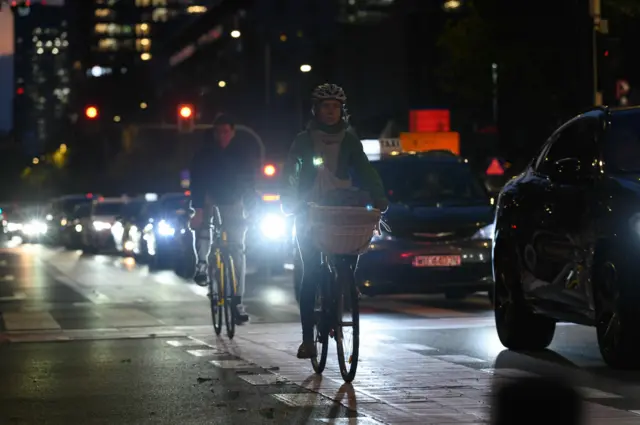 Rowerzyści przejeżdżają obok samochodów na ulicy w Warszawie