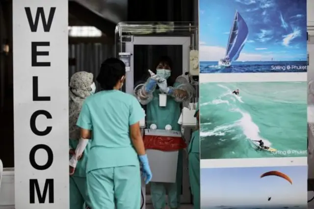 นักท่องเที่ยวที่เดินทางมาถึงสนามบินที่ไทยจำเป็นต้องตรวจหาเชื้ออีกครั้งด้วยวิธี RT-PCR ก่อนเดินทางเข้าเมือง แม้ว่าจะมีหนังสือรับรองการเดินทางเข้าประเทศ