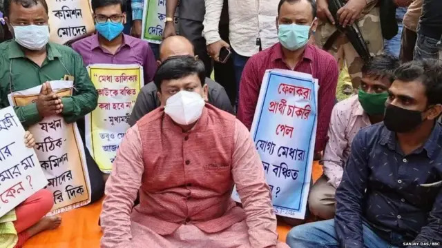 शिक्षक भर्ती घोटाला की जांच की मांग करते प्रदर्शनकारी