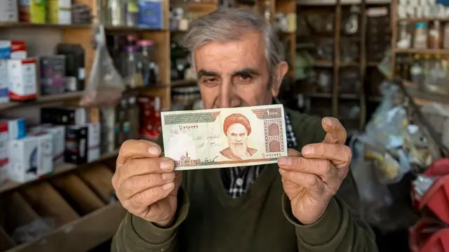 डॉलर के मुक़ाबले गिरती ईरानी मुद्रा रियाल की क़ीमत को लेकर विरोध प्रदर्शन