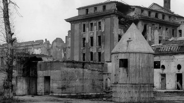 La entrada del bunker de Hitler en los jardines de la cancillería alemana.