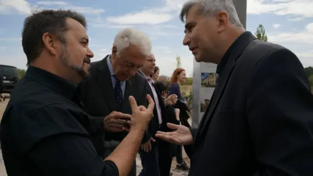 Історик Михайло Тяглий, голова асоціації євреїв-колишніх в'язнів гетто та концтаборів Борис Забарко та голова Українського центру вивчення Голокосту Анатолій Подольський на відкритті меморіалу в Хажині