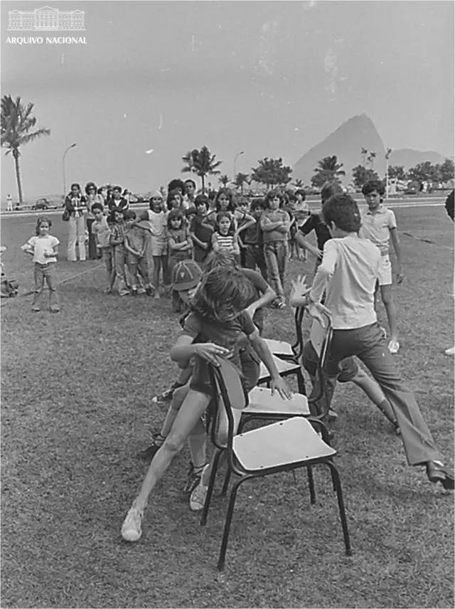 Crianças brincamdança das cadeiras,evento no Rio,1970