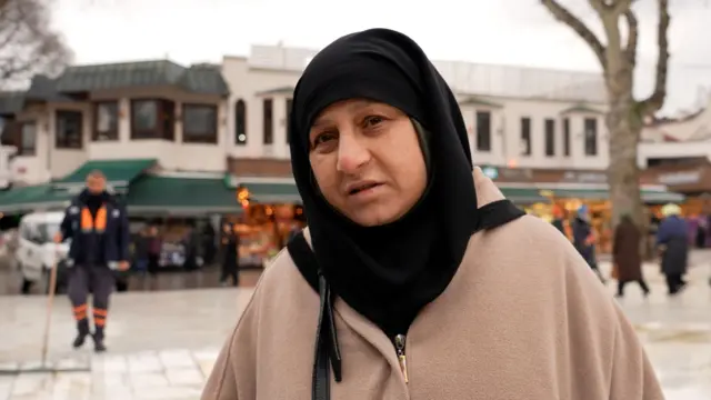 Zeliha Hanım Eyüp Sultan'da, sokakta BBC Türkçe'ye konuşuyor. 