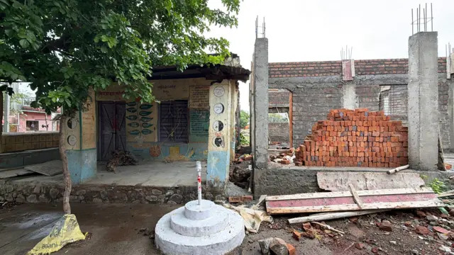 परदेशीवाडी येथील शाळेची एक खोली धोकादायक असून दुसरीचं बांधकाम 5 वर्षांपासून अपूर्ण आहे.