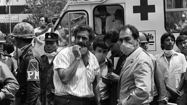 El tenor Plácido Domingo atendió a los trabajos de rescate después del terremoto de 1985.