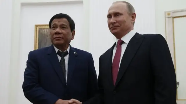 Filipinler devlet başkanı Rodrigo Duterte ile Rusya Devlet Başkanı Vladimir Putin el sıkışıyor.