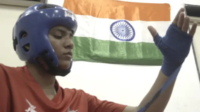 ડિંકલ ગોરખા કિકબૉક્સિંગની પ્રૅક્ટિસ કરતા સમયે. 