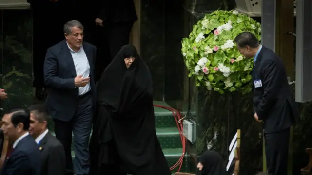 عفت هاشمی، همسر اکبر هاشمی رفسنجانی، رئیس درگذشته مجمع تشخیص مصلحت به همراه محسن هاشمی، فرزندش میهمان مراسم تحلیف بودند