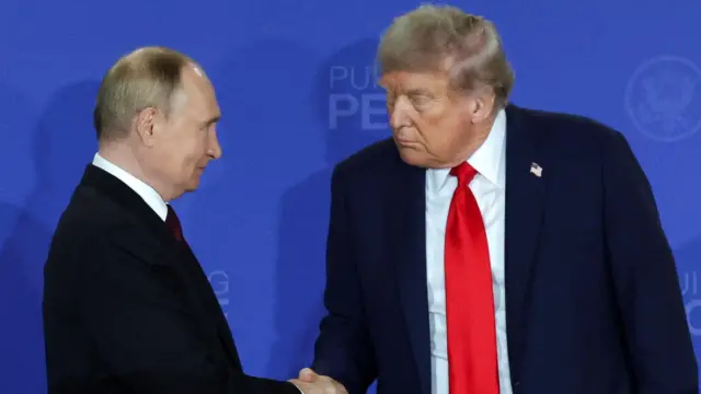 Трамп і Путін тиснуть руки