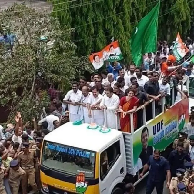 আইইউএমএলের পতাকা নিয়ে রাহুল গান্ধীর শোভাযাত্রা। ওয়েনাড