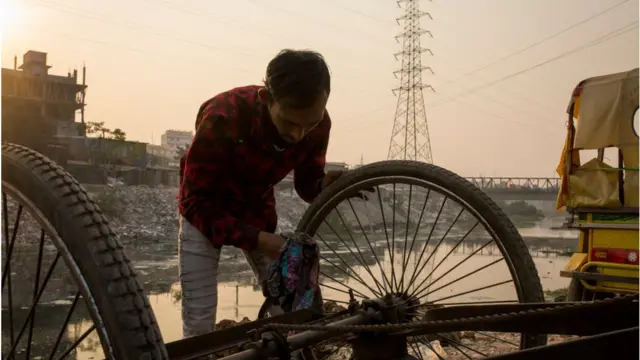 রিকশা সারাই।