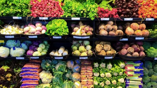 Legumes e verduras no supermercado