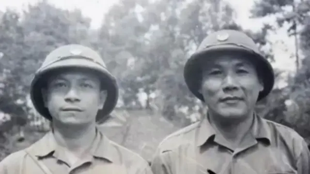 Chính ủy Bùi Văn Tùng (phải) cùng bạn chiến đấu Lữ trưởng lữ thiết giáp 203 Nguyễn Tất Tài, Dinh Độc Lập trưa ngày 30/4/1975