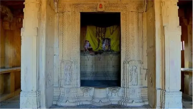 કુલધરાના લોકોએ ગામના મંદિર પાસે સ્થિત એક સ્થળે પંચાયત યોજી અને પોતાની દીકરી અને ગામના સન્માનને બચાવવા માટે હંમેશ માટે ગામ છોડી દેવાનો નિર્ણય કર્યો