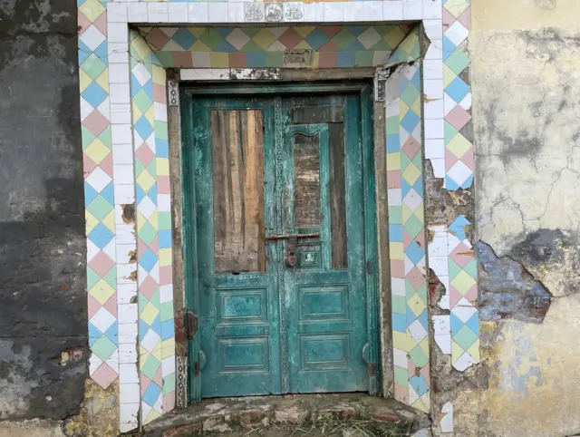 बंद मकान पर लगा ताला