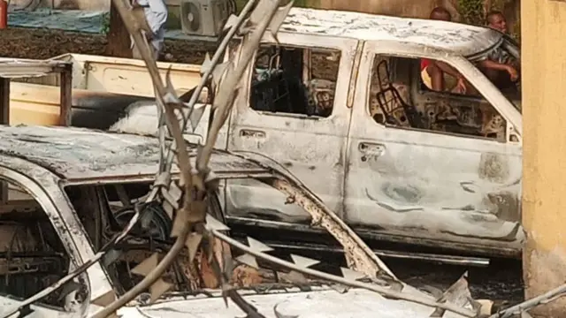 Ụgbọala gbara ọkụ n'ime ụlọọrụ Inec Owere