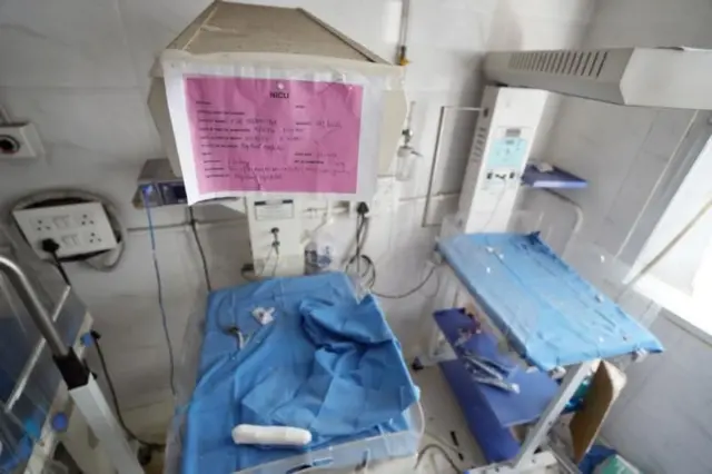 मे 2014 साली दिल्लीच्या विवेक विहार येथील बेबी केअर रुग्णालयात आगीची घटना घडली होती, यात सात बाळांचा मृत्यू झाला होता.