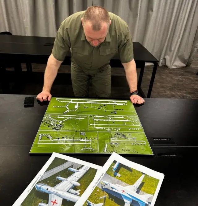 Голова Служби безпеки України Василь Малюк над схемами російських військових аеродромів. 