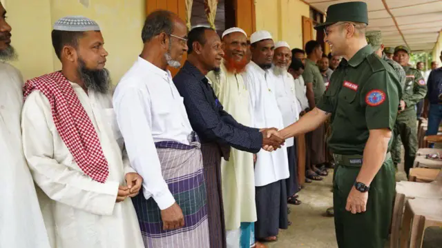 ဗိုလ်ချုပ်ထွန်းမြတ်နိုင်နဲ့ မွတ်ဆလင်ခေါင်းဆောင်တချို့။ 