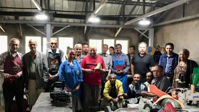 ቫርታን ከአደጋው በኋላ ሸዋ ጫማ ፋብሪካ ሠራተኞች ጋር