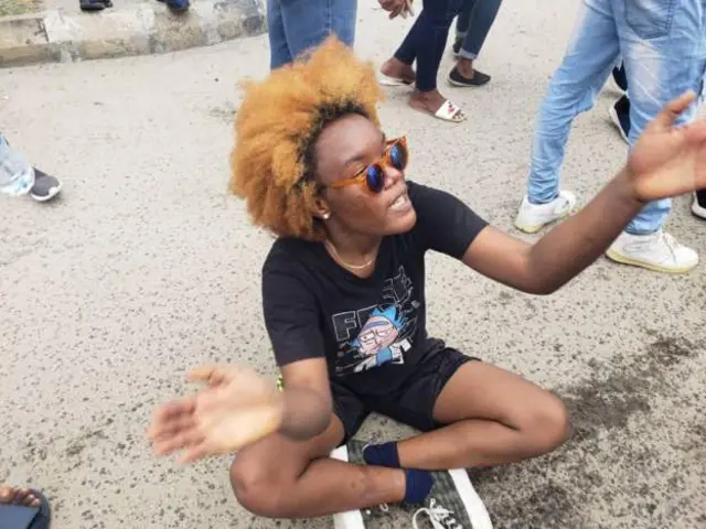 wata mata zaune a kasa wajen zanga-zangar endsars