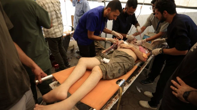 شخص مصاب بجروح ومسعفون يجرون له التدخل الجراحي اللازم