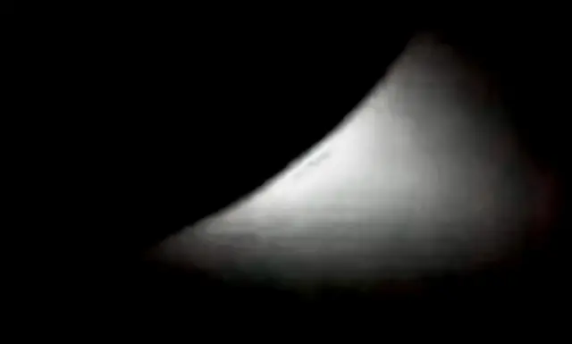 আর্টেমিস ২ থেকে দেখা সূর্যগ্রহণের একটি ছবি