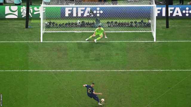 এমবাপের হ্যাটট্রিক