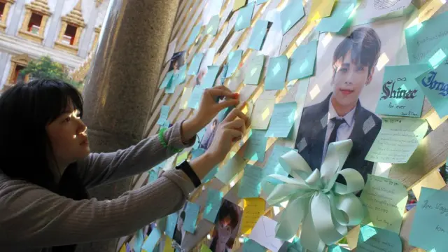 ผู้ชื่นชอบผลงานของจงฮยอน ร่วมไว้อาลัยให้กับเขาที่วัดสุทธิวราราม