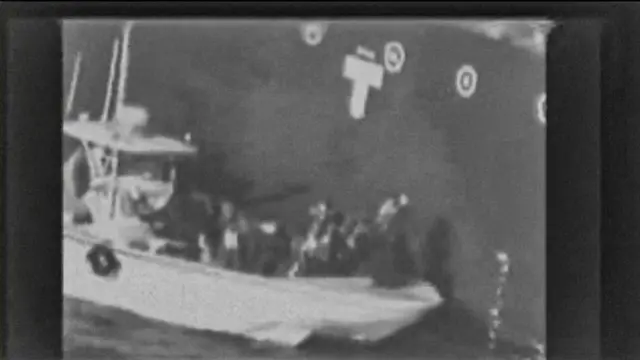 যুক্তরাষ্ট্রের প্রকাশ করা ভিডিও ফুটেজের একটি স্থিরচিত্র। ইরানের টহল নৌযান তেলের ট্যাংকার থেকে কী সরিয়ে নিচ্ছে?