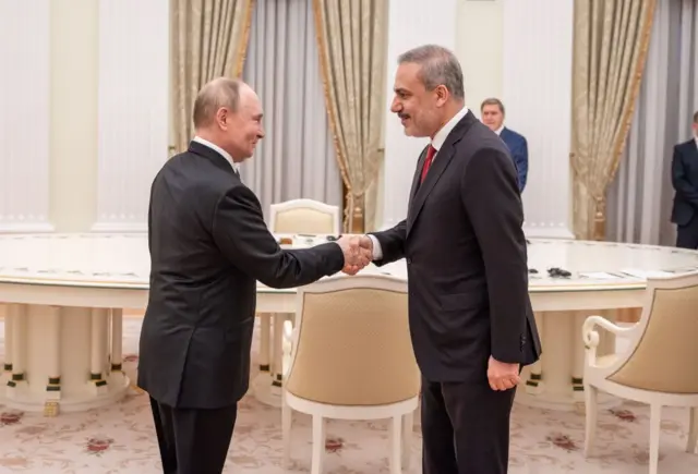 Putin ve Fidan 11 Haziran 2024'te, Rusya'nın Nijni Noıvgorod kentinde düzenlenen BRICS zirvesinde el sıkışırken