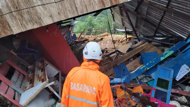 Kepala Bidang Kedaruratan Badan Penanggulangan Bencana Daerah Provinsi Kepulauan Riau, Junainah, mengatakan proses evakuasi masih berlangsung.