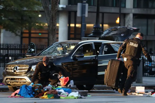 اعضای سرویس مخفی ایالات متحده وسایل خارج شده از یک خودرو که سعی داشت به محدوده کاخ سفید وارد شود را بازرسی می‌کنند - ۲۱ نوامبر ۲۰۱۹ در واشنگتن دی‌سی