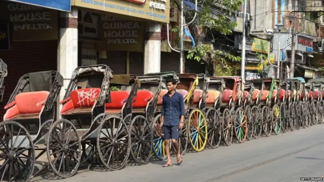 રોડ ઉપર સાઇકલ રિક્ષાની તસવી